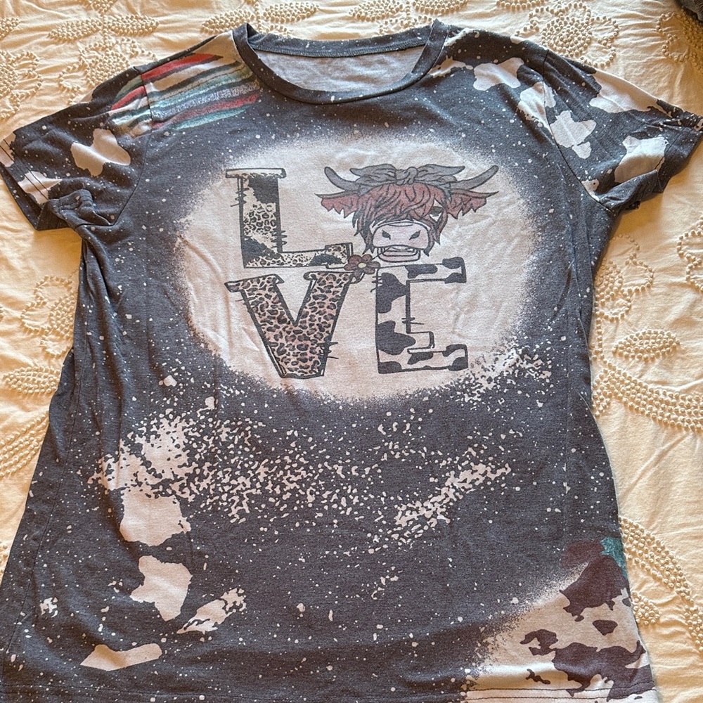 🌷🌷🌷3/$15 Spring Sale. Women’s Graphic T-Shirt - Black and White
